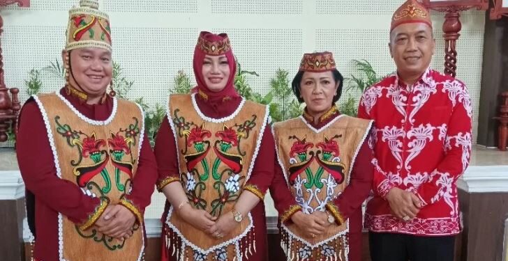 Ketua DPRD Kotawaringin Timur Rinie dan suami berfoto dengan Bupati Halikinnor dan Wakil Bupati Irawati usai upacara Hari Jadi ke-69 Kotawaringin Timur, Jumat (7/1/2022). (ANT)