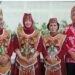 Ketua DPRD Kotawaringin Timur Rinie dan suami berfoto dengan Bupati Halikinnor dan Wakil Bupati Irawati usai upacara Hari Jadi ke-69 Kotawaringin Timur, Jumat (7/1/2022). (ANT)