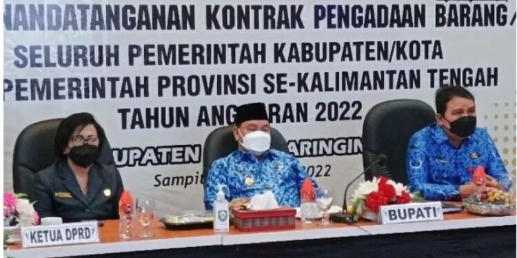 Ketua DPRD Kotawaringin Timur Rinie bersama Bupati Halikinnor dan Sekretaris Daerah Fajrurrahman saat mengikuti "kick off" penandatanganan kontrak pengadaan barang dan jasa yang menandai dimulainya kegiatan tahun anggaran 2022 yang dilaksanakan serentak. (ANT)