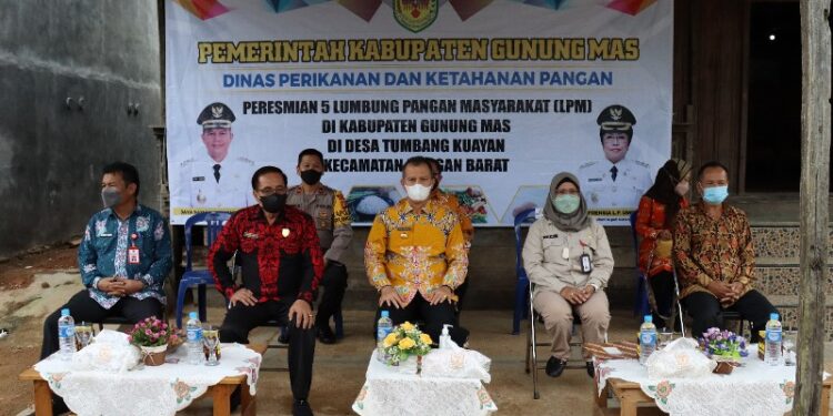 Bupati Gumas Jaya S Monong bersama Ketua DPRD Gumas Akerman Sahidar, Kepala DPKP Gumas Hansli Gonak, dan lainnya saat peresmian LPM di Desa Tumbang Kuayan, Kecamatan Rungan Barat, Jumat (14/1/2022). (IST)