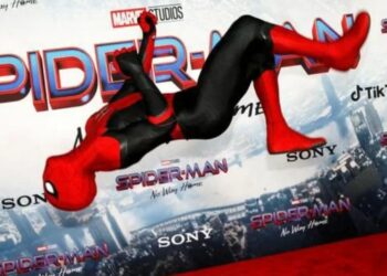 Seseorang yang mengenakan kostum Spider-Man tampil di pemutaran perdana film "Spider-Man: No Way Home" di Los Angeles, 13 Desember 2021. (REUTERS/Mario Anzuoni)