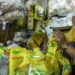 Seorang pedagang menunjukkan minyak goreng kemasan dagangannya di Pasar Malaka, Rorotan, Jakarta, Senin (3/1/2022). (MASAPNEWS/ANT)
