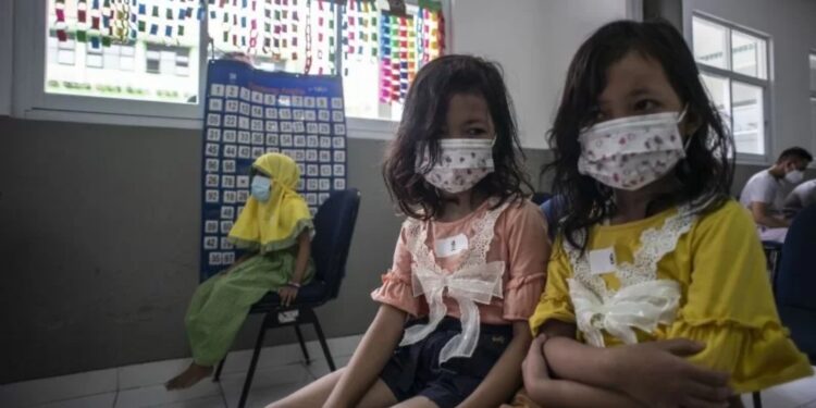 Sejumlah anak duduk di area observasi usai menerima vaksin COVID-19 dosis satu saat vaksinasi khusus untuk Taman Kanak-kanak (TK)/Paud/Raudhotul Athfal (RA) di TK Kartika X-16, Mampang Prapatan, Jakarta, Selasa (4/1/2022). (MASAPNEWS/ANT)