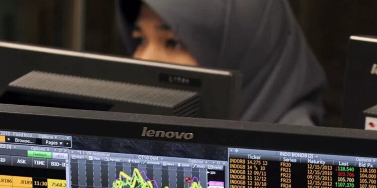 Seorang karyawan BNI mengamati harga Surat Utang Negara (SUN) di BNI Treasury, Jakarta, Selasa (8/6). (MASAPNEWS/ANT)
