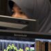 Seorang karyawan BNI mengamati harga Surat Utang Negara (SUN) di BNI Treasury, Jakarta, Selasa (8/6). (MASAPNEWS/ANT)