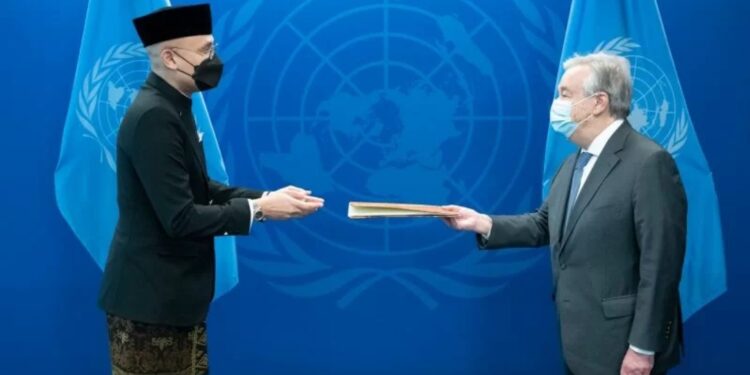 Wakil Tetap RI untuk PBB di New York Arrmanatha Nasir (kiri) menyerahkan surat kepercayaan kepada Sekretaris Jenderal PBB Antonio Guterres (kanan) di Markas Besar PBB, New York, AS, Selasa (4/1/2022). (MASAPNEWS/ANT/HO-UN Photo)