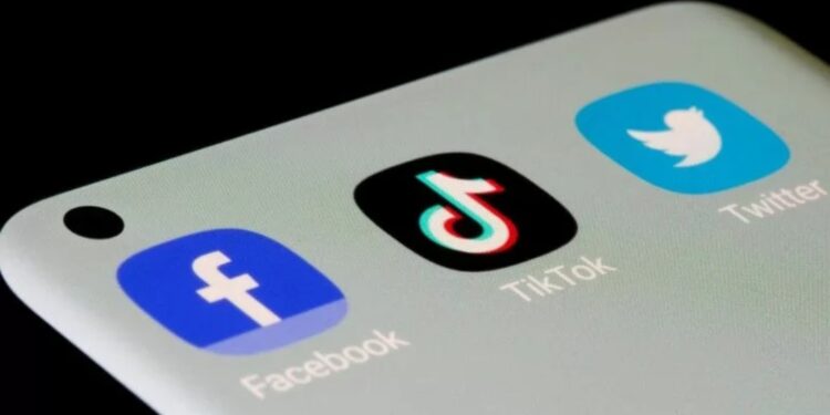 Aplikasi TikTok dan Twitter di ponsel. (REUTERS/DADO RUVIC)