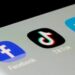 Aplikasi TikTok dan Twitter di ponsel. (REUTERS/DADO RUVIC)