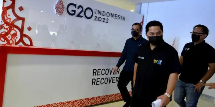 Menteri BUMN Erick Thohir (tengah) didampingi Wakil Menteri BUMN II Kartika Wirjoatmodjo (kanan) dan Dirut Angkasa Pura (AP) I Faik Fahmi (kiri) meninjau fasilitas Bandara Internasional I Gusti Ngurah Rai di Badung, Bali, Selasa (28/12/2021). (MASAPNEWS/ANT)