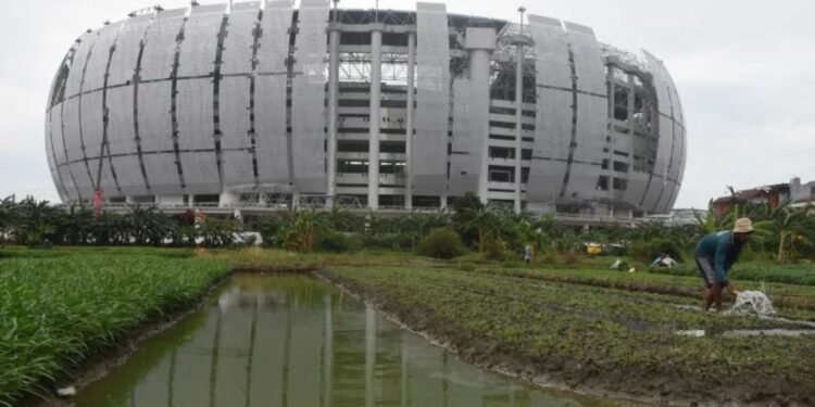 Petani menyirami pohon kangkungnya di lahan pertanian kawasan Papanggo, Jakarta Utara, Selasa (30/11/2021). Di tengah pembangunan yang masif di perkotaan yang menyebabkan menyempitnya lahan pertanian, para petani di kawasan tersebut menggantungkan hidup dengan menyewa lahan tak terpakai untuk bercocok tanam kangkung, bayam, ubi, dan daun kemangi. (MASAPNEWS/ANT)