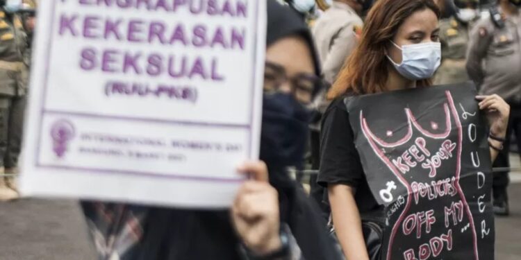 Sejumlah aktivis yang tergabung dalam Simpul untuk Pembebasan Perempuan melakukan unjuk rasa saat peringatan Hari Perempuan Internasional di Bandung, Jawa Barat, Senin (8/3/2021). Aksi tersebut untuk menyampaikan aspirasi para perempuan seperti pengesahan RUU PKS dan perlindungan hak kesehatan reproduksi perempuan serta penuntasan kasus pelecehan dan kekerasan seksual. (MASAPNEWS/ANT)