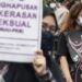Sejumlah aktivis yang tergabung dalam Simpul untuk Pembebasan Perempuan melakukan unjuk rasa saat peringatan Hari Perempuan Internasional di Bandung, Jawa Barat, Senin (8/3/2021). Aksi tersebut untuk menyampaikan aspirasi para perempuan seperti pengesahan RUU PKS dan perlindungan hak kesehatan reproduksi perempuan serta penuntasan kasus pelecehan dan kekerasan seksual. (MASAPNEWS/ANT)