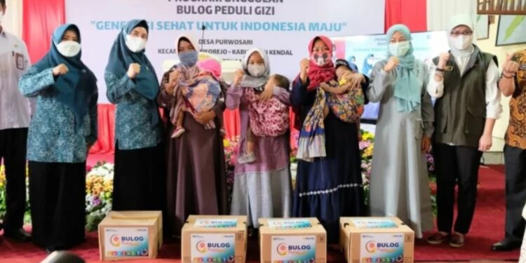 Perum Bulog melalui program “Bulog Peduli Gizi” menyalurkan bantuan beras berfortifikasi kepada ibu hamil dan balita di Kabupaten Kendal, Jawa Tengah. (MASAPNEWS/ANT/HO-Bulog)