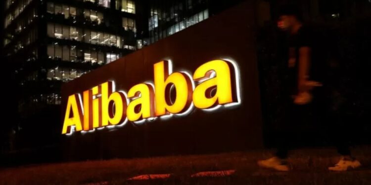 Seorang pria berjalan di depan gedung Alibaba Group di Beijing, China, Agustus 2021. (MASAPNEWS/ANT/Reuters)
