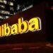 Seorang pria berjalan di depan gedung Alibaba Group di Beijing, China, Agustus 2021. (MASAPNEWS/ANT/Reuters)