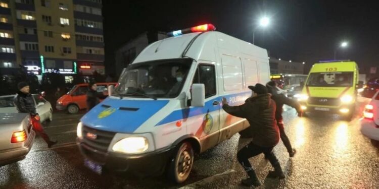 Arsip foto - Warga menyerang mobil polisi selama aksi protes menentang naiknya harga LPG, di Almaty, Kazakhstan, Selasa (4/1/2022). (MASAPNEWS/ANT/Reuters/Pavel Mikheyev)