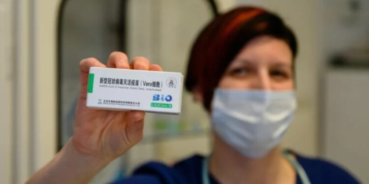 Seorang dokter keluarga menunjukkan sebuah kotak vaksin COVID-19 Sinopharm di Varoslod, Hongaria, pada 24 Februari 2021. (Xinhua/MTI/Tamas Vasvari)