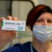 Seorang dokter keluarga menunjukkan sebuah kotak vaksin COVID-19 Sinopharm di Varoslod, Hongaria, pada 24 Februari 2021. (Xinhua/MTI/Tamas Vasvari)