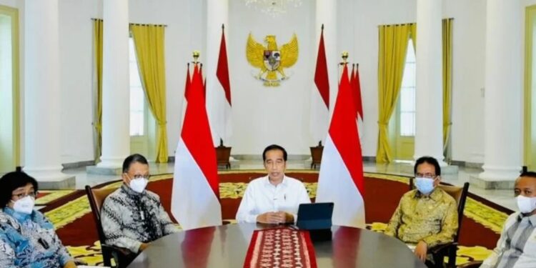 Presiden Jokowi menyampaikan keterangan didampingi Menteri Lingkungan Hidup dan Kehutanan Siti Nurbaya Bakar, Menteri Energi dan Sumber Daya Mineral Arifin Tasrif, Menteri Agraria dan Tata Ruang/Kepala Badan Pertanahan Nasional Sofyan Djalil, dan Menteri Investasi/Kepala Badan Koordinasi Penanaman Modal Bahlil Lahadalia (dari kiri ke kanan), di Istana Kepresidenan Bogor, Kamis (6/1/2022). (MASAPNEWS/ANT/Biro Pers Sekretariat Presiden)