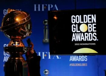 Seseorang memegang telepon di samping patung Golden Globe sebelum pengumuman nominasi Golden Globe Awards ke-79 di Beverly Hills, California, AS, 13 Desember 2021. (REUTERS/MARIO ANZUONI)
