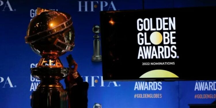 Seseorang memegang telepon di samping patung Golden Globe sebelum pengumuman nominasi Golden Globe Awards ke-79 di Beverly Hills, California, AS, 13 Desember 2021. (REUTERS/MARIO ANZUONI)