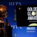 Seseorang memegang telepon di samping patung Golden Globe sebelum pengumuman nominasi Golden Globe Awards ke-79 di Beverly Hills, California, AS, 13 Desember 2021. (REUTERS/MARIO ANZUONI)
