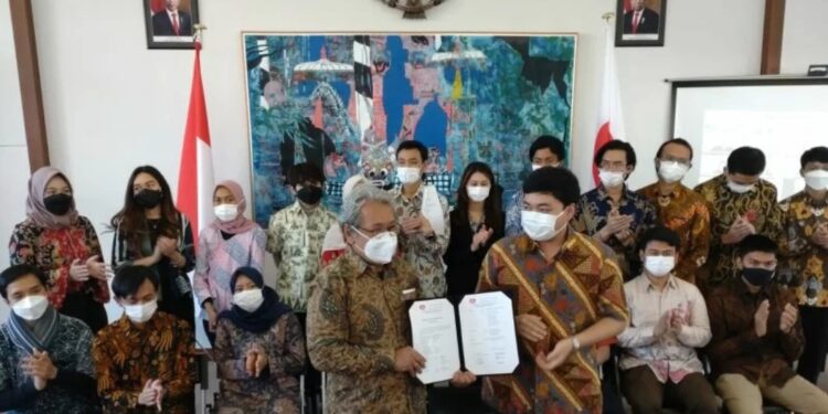 Duta Besar Republik Indonesia (Dubes RI) untuk Jepang dan Federasi Mikronesia Heri Akhmadi mengukuhkan pengurus Perhimpunan Pelajar Indonesia (PPI) Jepang periode 2021-2022 di KBRI Tokyo, Sabtu, (8/1/2022). (MASAPNEWS/ANT/Dokumentasi KBRI Tokyo)