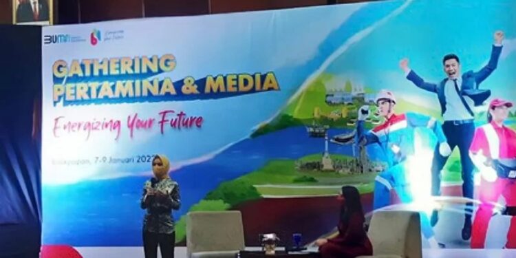 Direktur Utama Pertamina Nicke Widyawati saat berdiskusi pada acara Gathering Pertamina dan Media di Balikpapan, Kaltim, Jumat (7/1/2022). (MASAPNEWS/ANT)