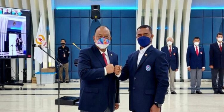 Ketua Umum KONI Pusat Letjen TNI (Purn) Marciano Norman (kiri) dan Ketua Umum PB POSSI Mayjen TNI (Mar) Widodo Dwi Purwanto dalam acara pelatikan dan pengukuhan PB POSSI masa bakti 2021-2025 di Wisma Elang Laut, Menteng, Jakarta, Selasa (11/1/2021). (MASAPNEWS/ANT)