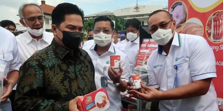 Menteri BUMN Erick Thohir (kedua kiri) memperlihatkan produk olahan daging ayam kepada wartawan yang hadir dalam peluncuran holding BUMN Pangan di kawasan Kota Tua, Jakarta, Rabu (12/1/2022). (MASAPNEWS/ANT)