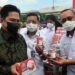 Menteri BUMN Erick Thohir (kedua kiri) memperlihatkan produk olahan daging ayam kepada wartawan yang hadir dalam peluncuran holding BUMN Pangan di kawasan Kota Tua, Jakarta, Rabu (12/1/2022). (MASAPNEWS/ANT)