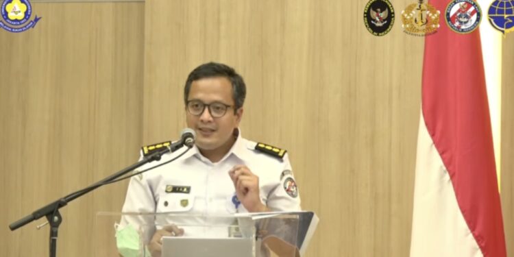 Tangkapan layar Analis Kebijakan Ahli Madya Direktorat Hukum Badan Keamanan Laut (Bakamla) Kolonel Bakamla Hudiansyah Is Nursal menyampaikan paparan dalam seminar nasional bertajuk “Peran Penegakan Hukum di Laut dalam Mensukseskan Indonesia sebagai Poros Maritim” yang disiarkan secara langsung di kanal YouTube Official UKI Jakarta, Rabu (12/1/2022). (MASAPNEWS/ANT)