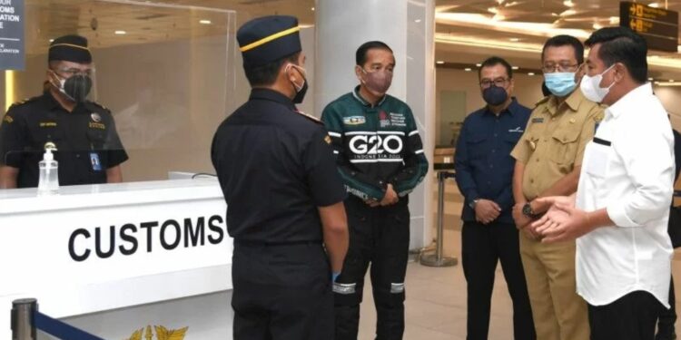 Presiden Joko Widodo meninjau fasilitas Bandara Internasional Zainuddin Abdul Madjid di Lombok, provinsi Nusa Tenggara Barat pada Kamis (13/1/2022). (MASAPNEWS/ANT/HO-Biro Pers Sekretariat Presiden-Rusman)