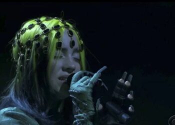 Billie Eilish tampil dalam tangkapan layar yang diambil dari video Penghargaan Grammy Tahunan ke-63 di Los Angeles, California, Amerika Serikat, Minggu (14/3/2021). (MASAPNEWS/ANT/CBS/Handout via REUTERS)