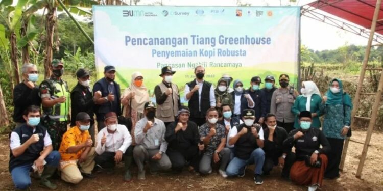 Pembuatan Greenhouse untuk penyemaian dan penanaman bibit kopi di Kampung Pancasan Ngahihi Rancamaya, Bogor Selatan dari PT Surveyor Indonesia melalui program Tanggung Jawab Sosial dan Lingkungan (TJSL). (MASAPNEWS/ANT/HO-Surveyor Indonesia)