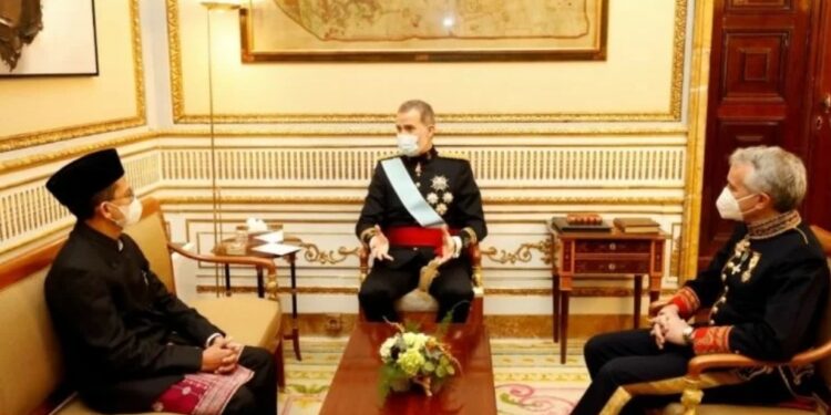 Duta Besar Luar Biasa Berkuasa Penuh untuk Kerajaan Spanyol, Dr. Muhammad Najib, menyerahkan surat kepercayaan sebagai Duta Besar RI untuk Spanyol kepada Raja Felipe VI di Palacio Real, Madrid (1/13/2022). (MASAPNEWS/ANT/Kedubes RI Madrid)