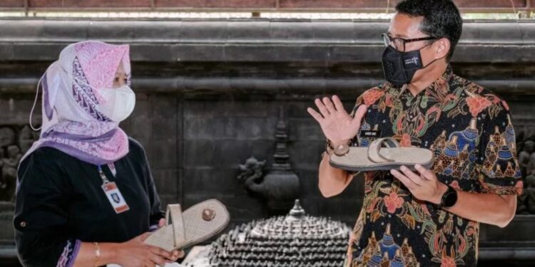 Menteri Pariwisata dan Ekonomi Kreatif Sandiaga Uno saat melakukan peninjauan ke Candi Borobudur, Magelang, Jawa Tengah, Jumat (14/1). (MASAPNEWS/ANT/HO-Kemen)