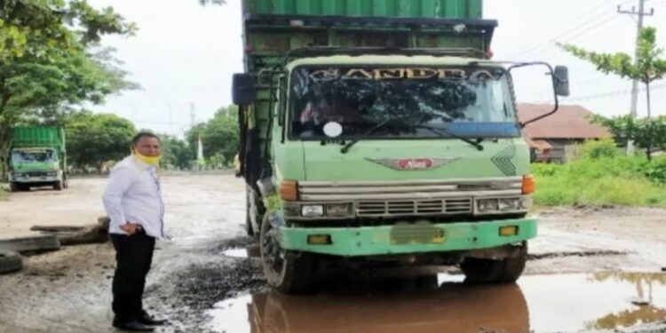 Dokumentasi - Wakil Ketua I DPRD Kotawaringin Timur Rudianur memantau kondisi jalan lingkar selatan pada Januari 2021 lalu. Kini ruas jalan tersebut kembali rusak. (MASAPNEWS/ANT)