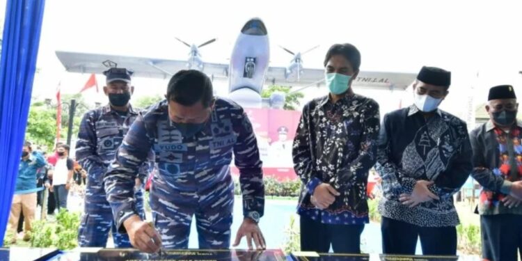 Kepala Staf Angkatan Laut (Kasal) Laksamana TNI Yudo Margono meresmikan Monumen TNI Angkatan Laut bertempat di Taman Kota Caruban Asti, Kabupaten Madiun, Jawa Timur, Minggu (16/1/2022). (MASAPNEWS/ANT/HO-TNI AL)