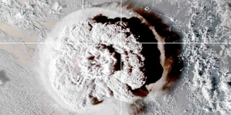Citra satelit NOAA GOES-West memperlihatkan letusan gunung berapi bawah laut di lepas pantai Tonga yang memicu peringatan tsunami untuk beberapa negara kepulauan Pasifik Selatan, Sabtu (15/1/2022). (MASAPNEWS/ANT/CIRA/NOAA/HO via Reuters)