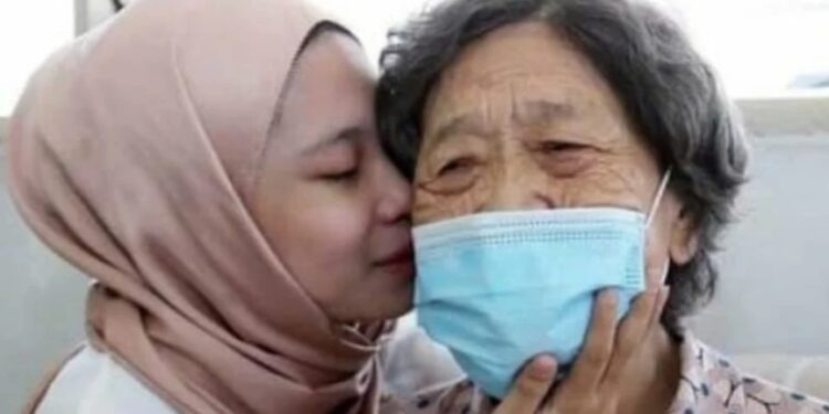 Rohana Abdullah (kiri) bersama ibu angkatnya, Chee Hoi Lan. (MASAPNEWS/ANT)