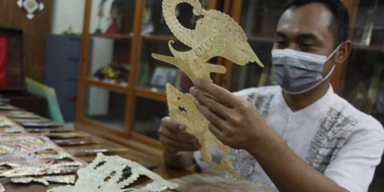 Ilustrasi: Perajin Sanggar Wayang Gogon membuat wayang kulit di Sentra Industri Kecil Menengah (IKM) Kreatif Semanggi Harmoni, Solo, Jawa Tengah. (MASAPNEWS/ANT)