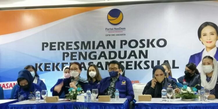 Ketua Bidang Perempuan dan Anak DPP Partai NasDem Amelia Anggraini saat memberikan keterangan pers di sela-sela peresmian Posko Pengaduan Kekerasan Seksual, di Kantor DPW Partai NasDem DKI Jakarta, Selasa (18/1/2022). (MASAPNEWS/ANT)