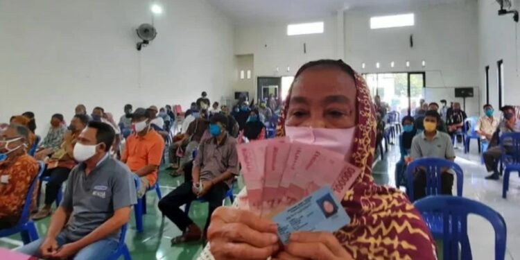 Ilustrasi: Seorang warga Kabupaten Kudus, Jawa Tengah, menunjukkan uang yang diterima dari program bantuan langsung tunai (BLT) dana desa. (MASAPNEWS/ANT)
