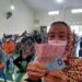 Ilustrasi: Seorang warga Kabupaten Kudus, Jawa Tengah, menunjukkan uang yang diterima dari program bantuan langsung tunai (BLT) dana desa. (MASAPNEWS/ANT)