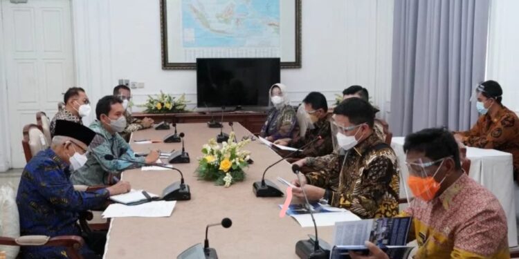 Wakil Presiden RI Ma'ruf Amin menerima jajaran pengurus Asosiasi Pemerintah Daerah Kepulauan dan Pesisir di Istana Wapres Jakarta, Rabu (19/1/2022). (MASAPNEWS/ANT/HO-Setwapres)