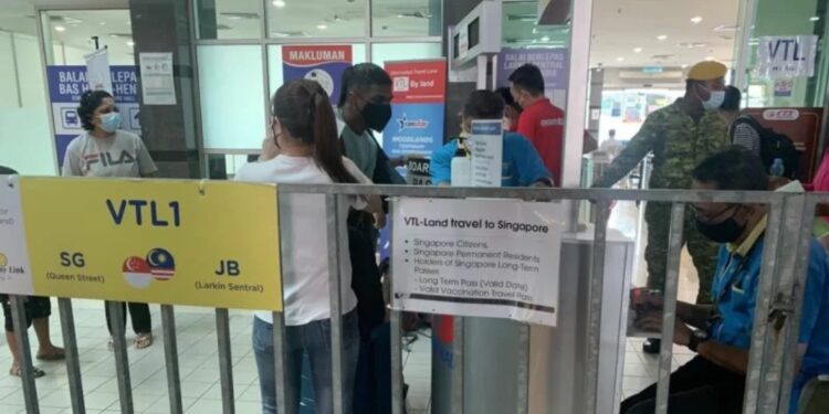 Proses VTL di Terminal Bus Larkin Johor Bahru sebelum dihentikan sementara pada 23 Desember 2021. (MASAPNEWS/ANT)