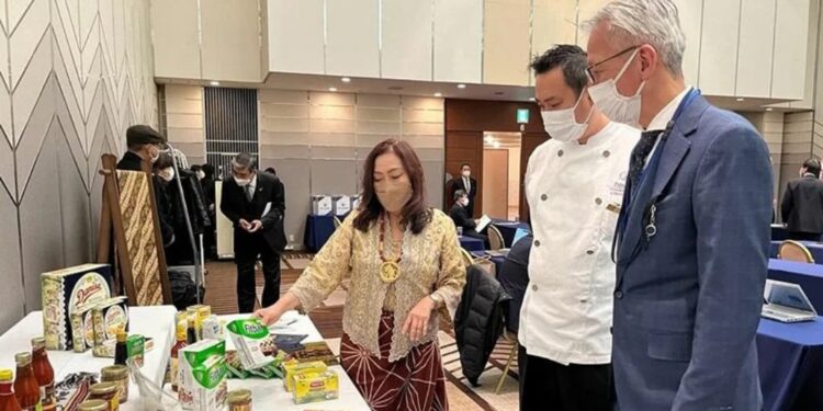 Konsulat Jenderal RI di Osaka mempromosikan produk halal Indonesia dalam lokakarya produk halal yang dilaksanakan oleh Otsu Chamber of Commerce and Industry (Otsu CCI) di Shiga pada Kamis (20/1/2022). (MASAPNEWS/ANT/HO-KJRI Osaka)