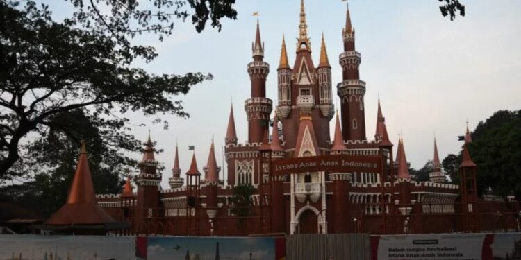 Ilustrasi - Karyawan TMII berkendara melintasi anjungan Istana Anak-Anak Indonesia di Taman Mini Indonesia Indah, Jakarta. (MASAPNEWS/ANT)