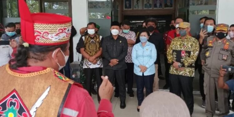 Unsur pimpinan DPRD Kotawaringin Timur saat menerima aspirasi dari pengunjuk rasa, Kamis (20/1/2022). (MASAPNEWS/ANT)